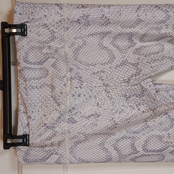 Onzie High Rise Athena Graphic Print Leggings - Picture 11 of 11